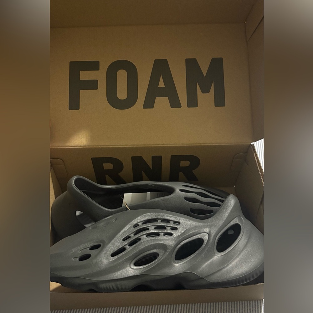 YEEZY FOAM RUNNER CARBON